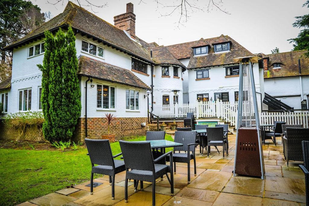 The Roundabout Hotel Pulborough Esterno foto