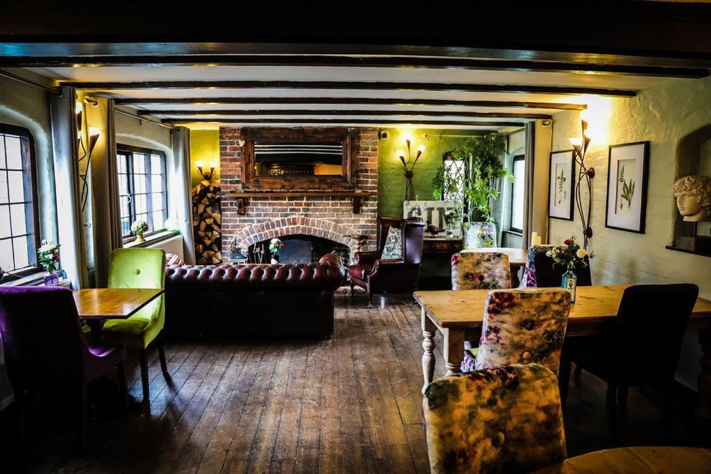 The Roundabout Hotel Pulborough Esterno foto